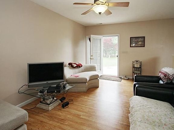 2nd image of 2105 Yosemite Dr