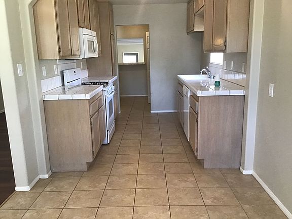 3rd image of 4994 N Mountain View Ave