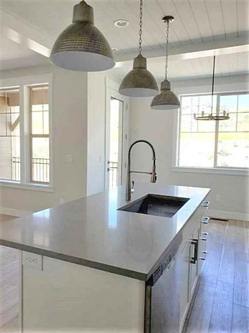 Perfectly Located Wasatch Spring Townhome — Photo 4