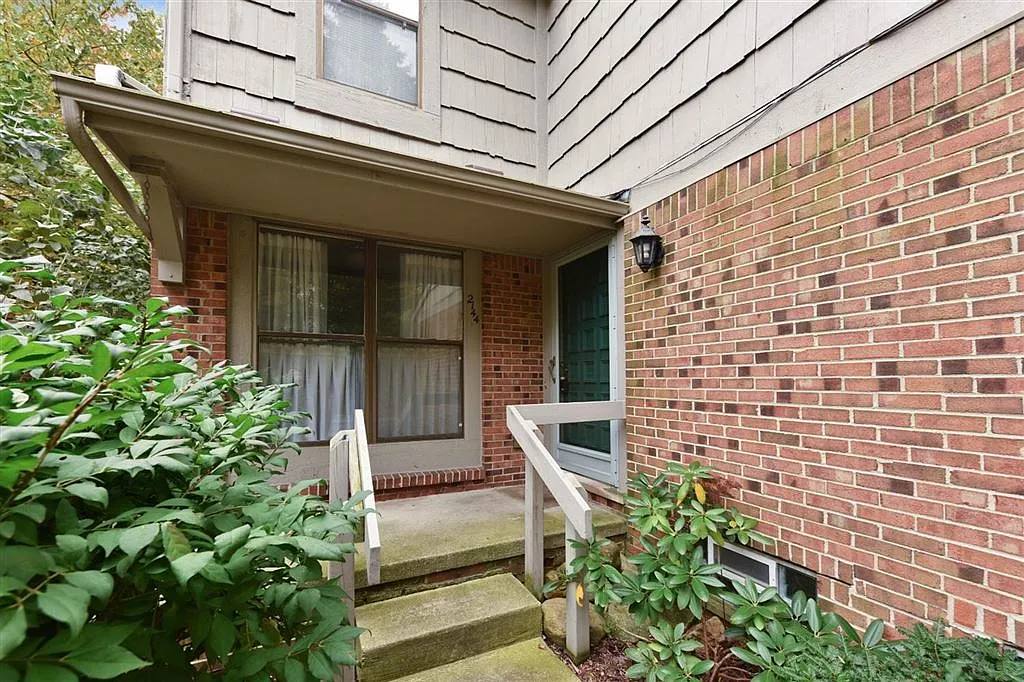 2144 Spruceway Ln photo 1