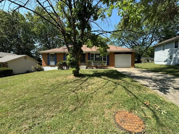 3716 S Greenwich Ln, Independence, MO 64055