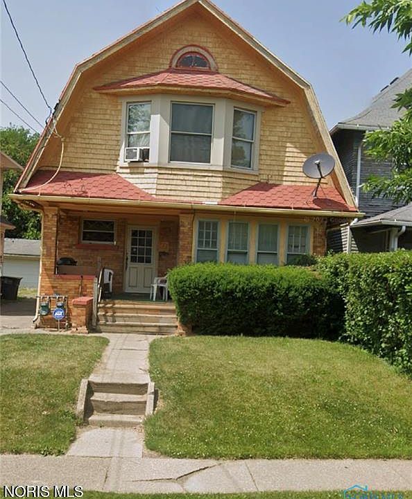 1st image of 922 Islington St