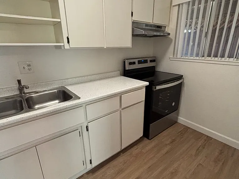 880 Conrad Ct — Photo 2