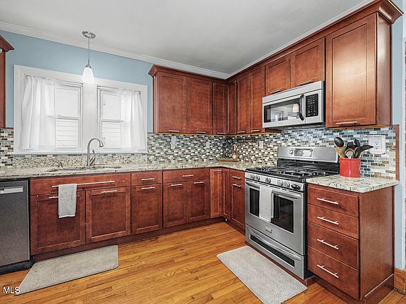 4th image of 19 Pleasant Avenue