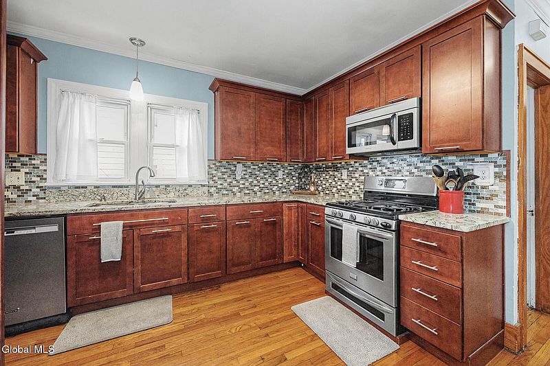 4th image of 19 Pleasant Avenue