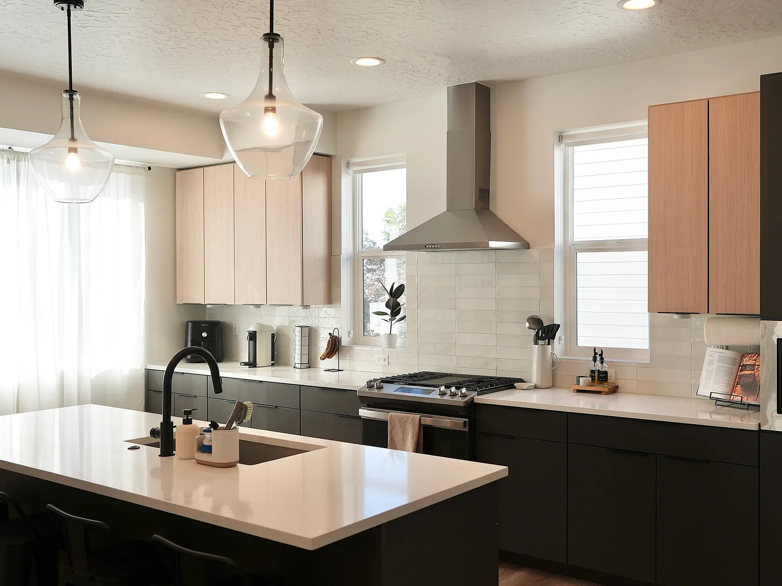 4 bed, 3.5 bath, 1992 sqft, $3,199 — Photo 1