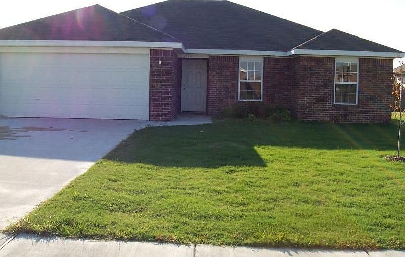 1st image of 800 SW River Rock St