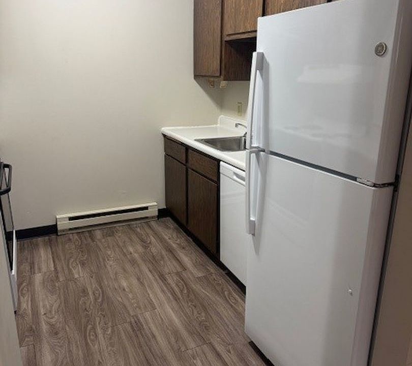 1st image of 557 E Park Ave #112