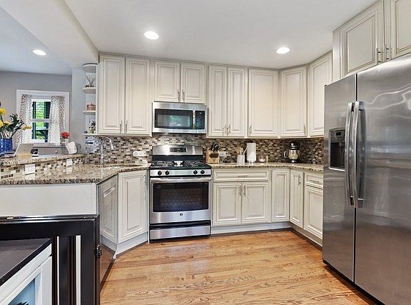 4th image of 910 Osterman Ave