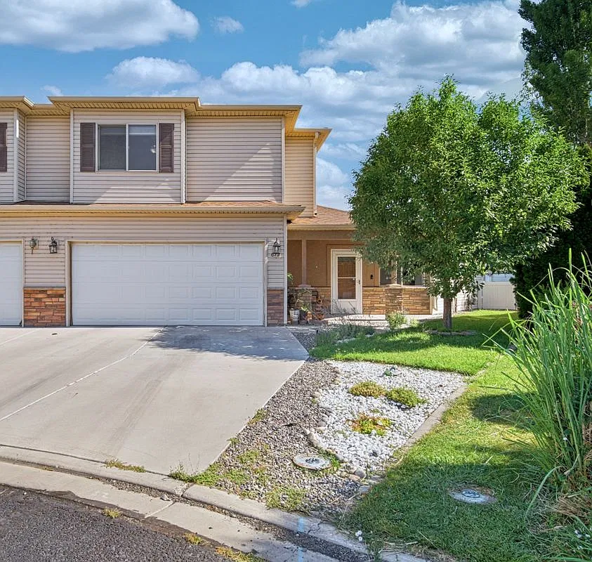 3 bed, 3.0 bath, 1653 sqft, $2,100 — Photo 2