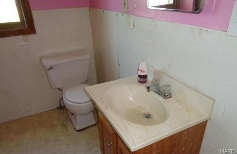 5th image of 738 Benton St