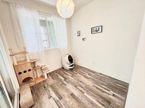 Additional room(beside 4 bedrooms) good for home office