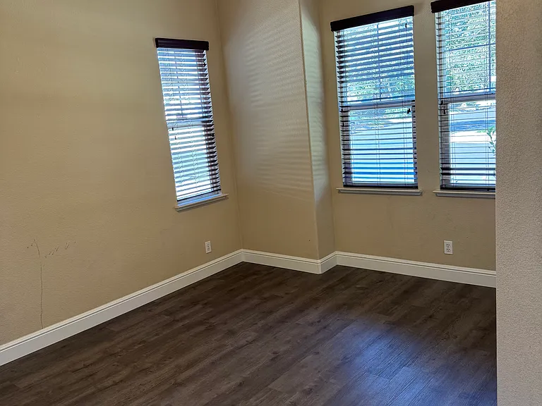2125 Woodbury Dr — Photo 3