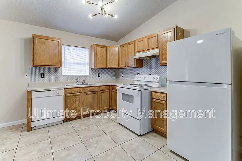 3 bed, 2.0 bath, 1140 sqft, $1,250 — Photo 4