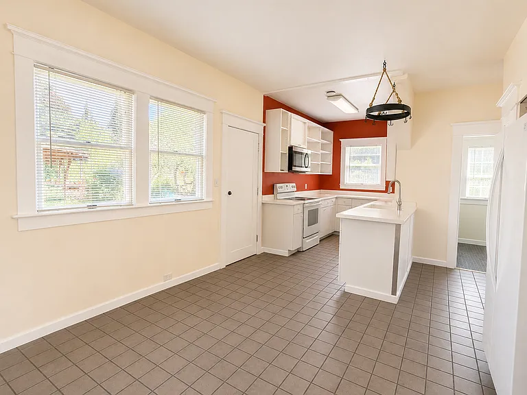 4412 N Maryland Ave — Photo 9