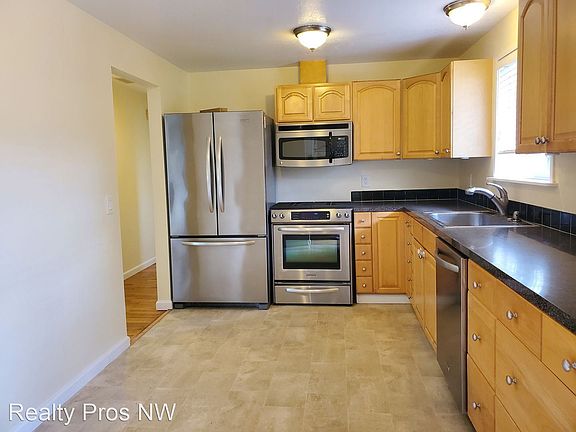 4th image of 8202 NE 141st St