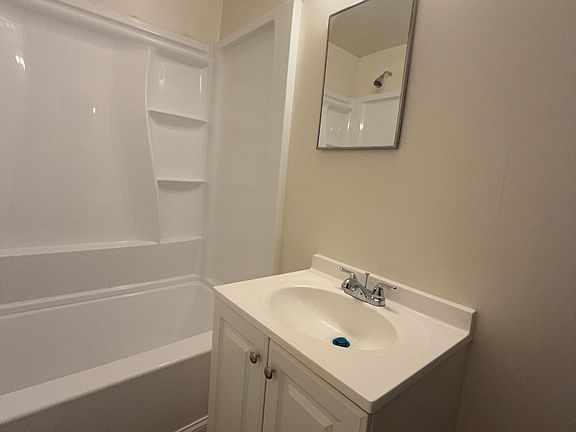 3rd image of 900 Richland St APT B