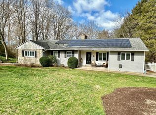 137 Willow Crest Dr, Hamden, CT 06518