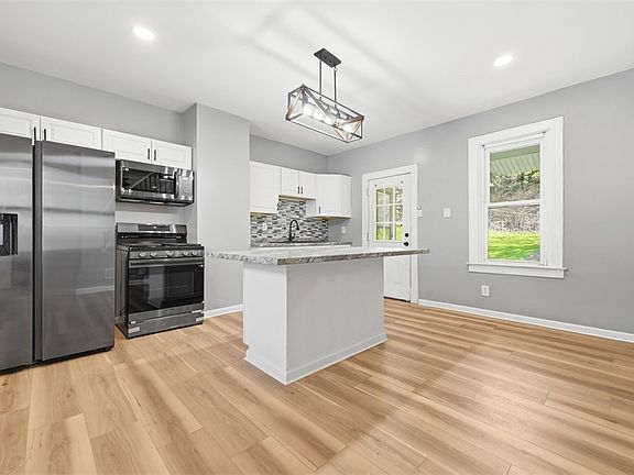 3rd image of 1014 McLaughlin Run Rd