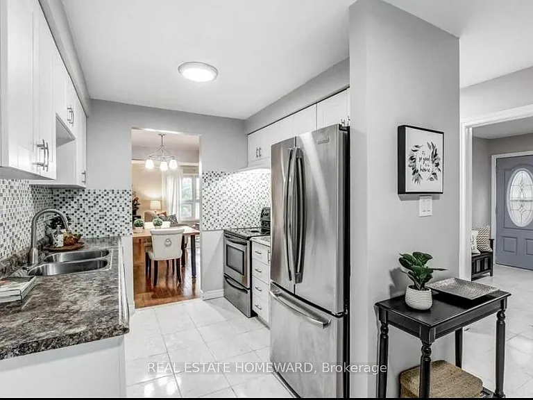 2336 Malcolm Cres — Photo 10