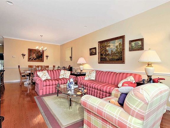 4th image of 282 Spring Dr #282