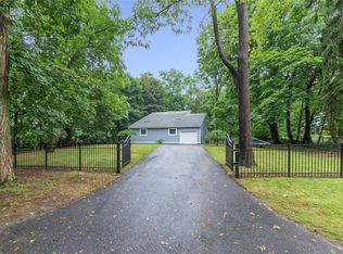 4 Wels Ln, Setauket, NY 11733