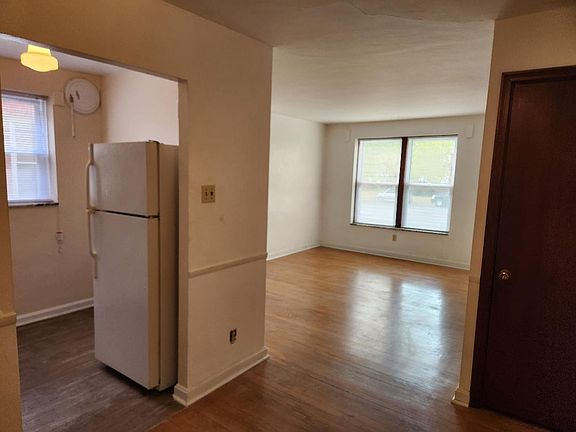 4th image of 3924 Jamieson Ave