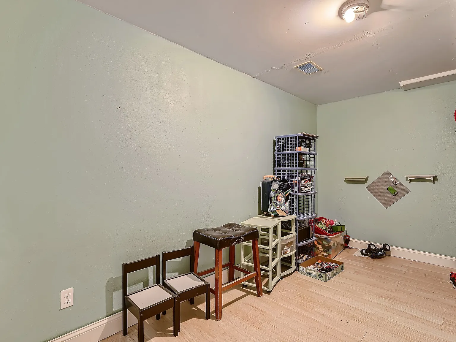 5 bed, 2128 sqft, $2,450 — Photo 1