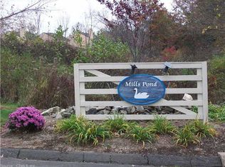 27 Tamarack Dr, Bloomfield, CT 06002