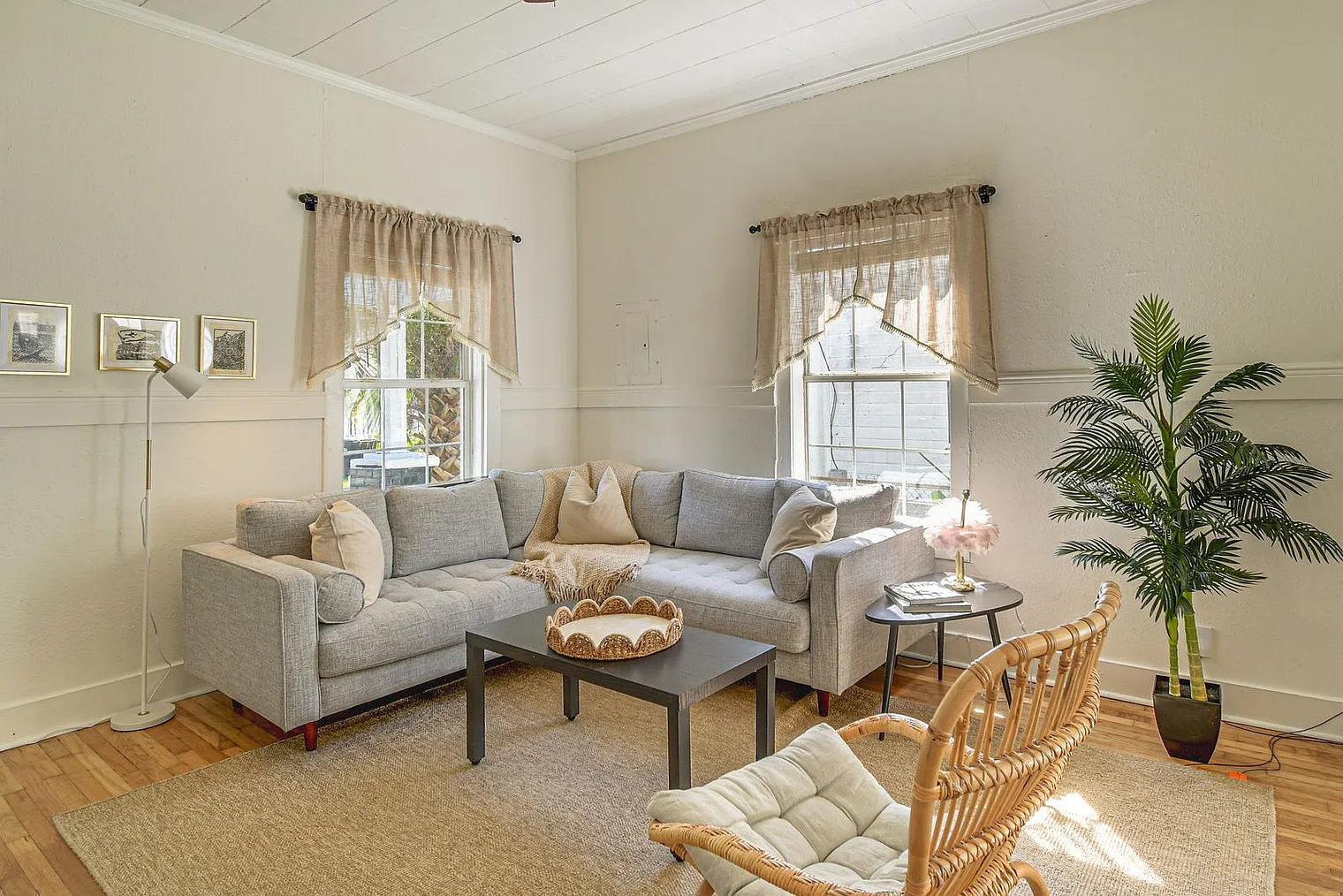 3 bed, 1.0 bath, 1463 sqft, $2,967 — Photo 2