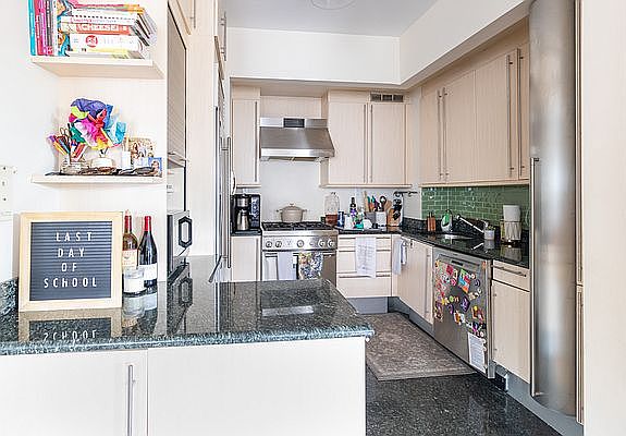 5th image of 101 W 81st St APT 609