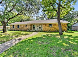 1914 Laurel Rd, Gainesville, TX 76240