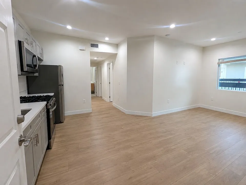14411 Vanowen St #212
