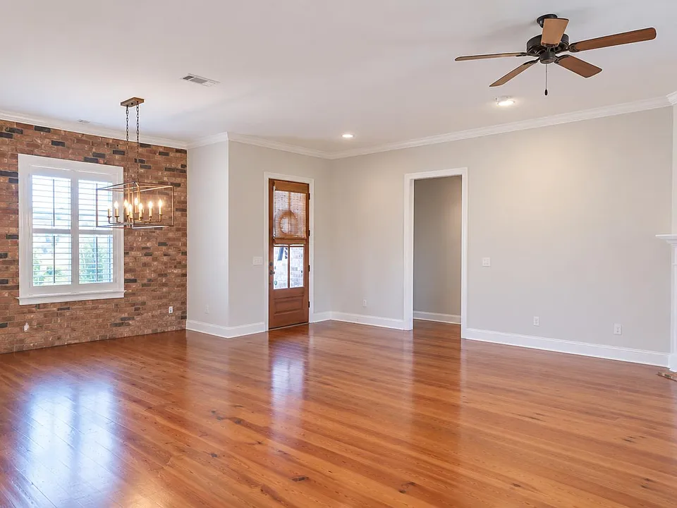 128 Essen Ln
