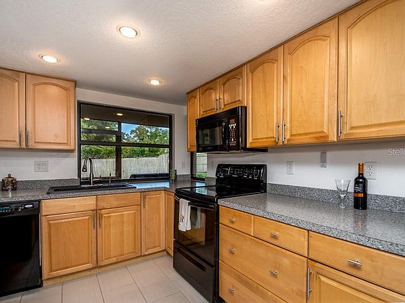 4th image of 293 Foxcroft Dr E