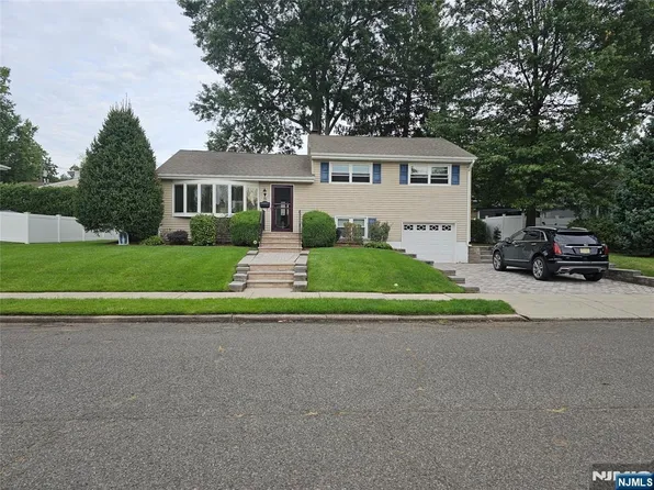15 Pleasant St, Dumont, NJ 07628