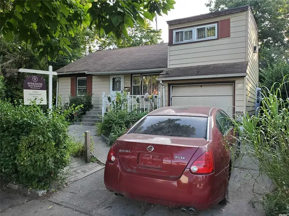 207 Wright St, Westbury, NY 11590
