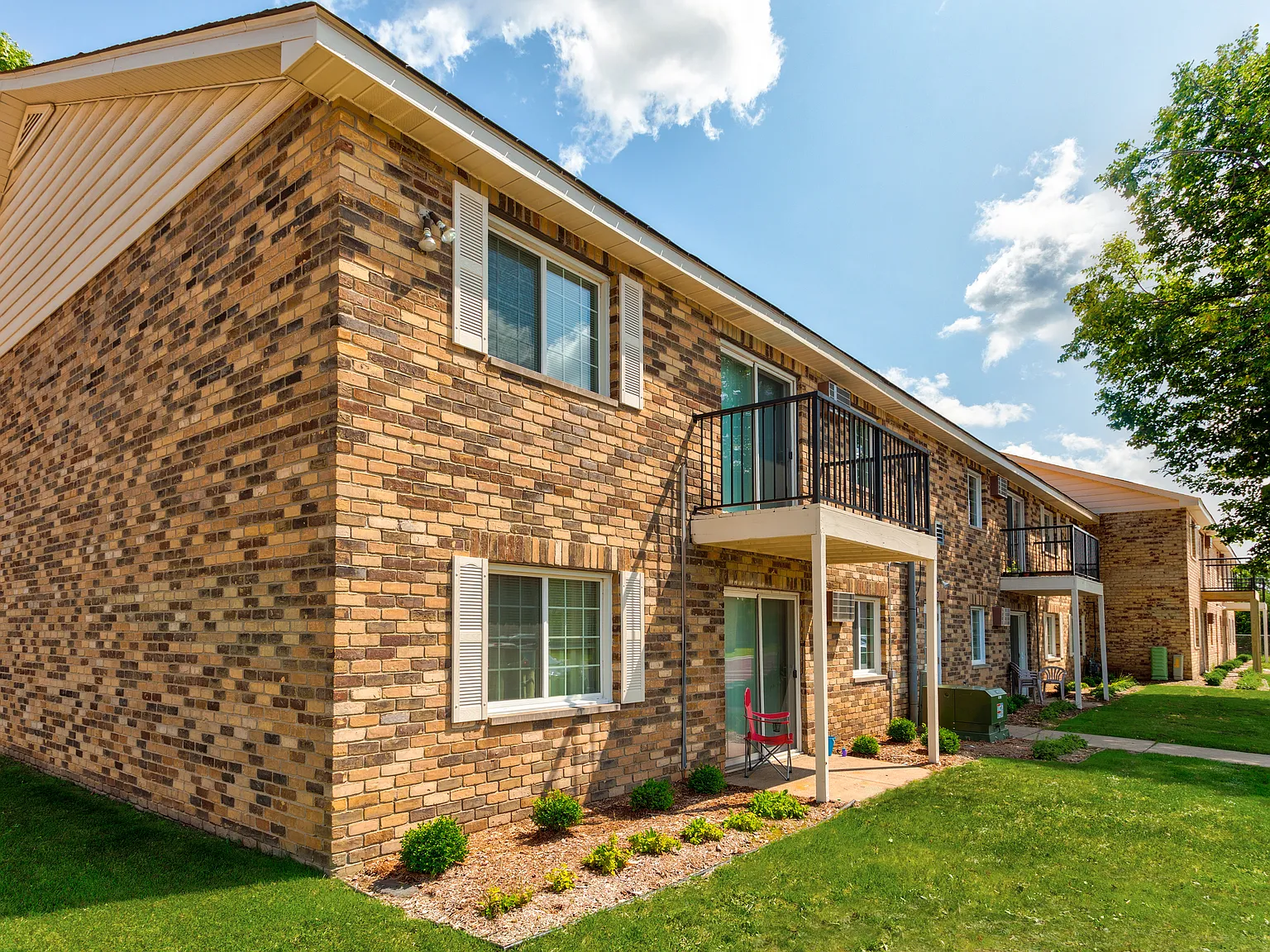 Apple Villa Apts. — Photo 2