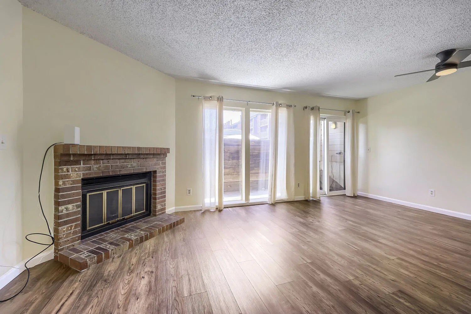 2 bed, 950 sqft, $2,200 — Photo 1