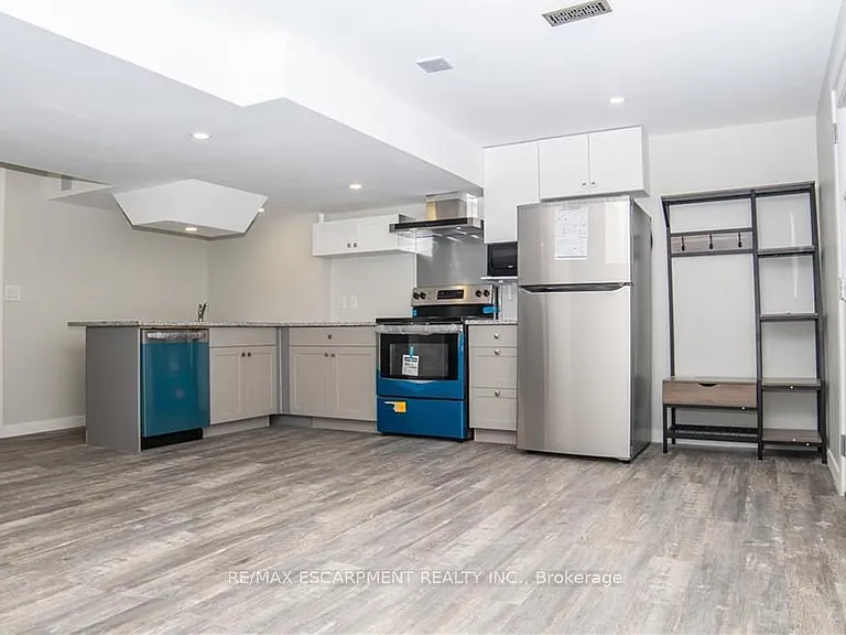 43 Fleming Cres #LOWER — Photo 2