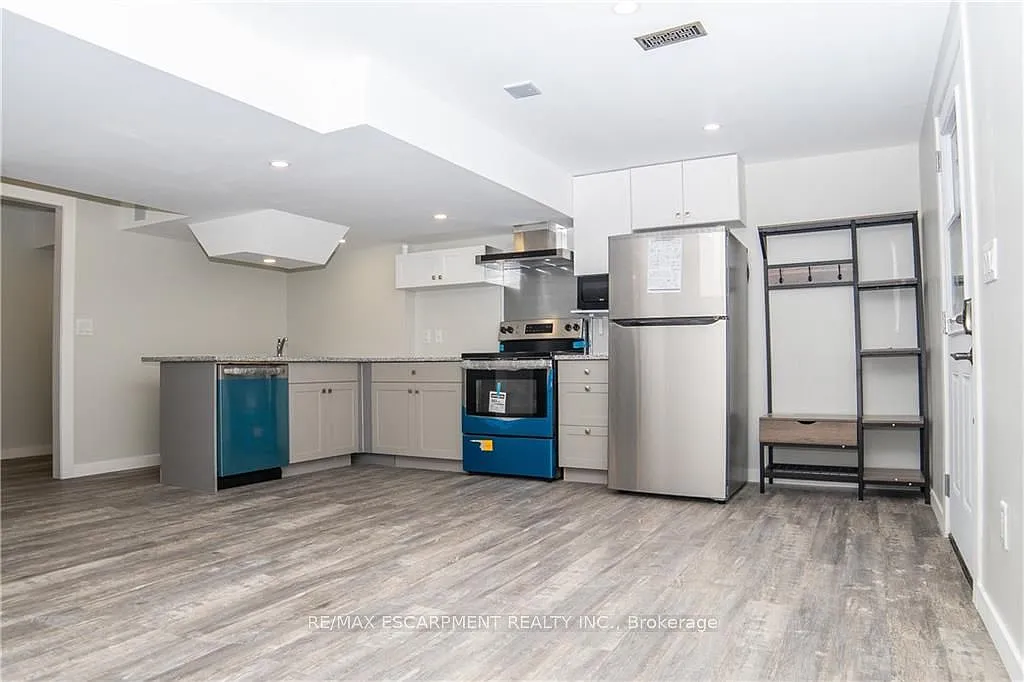 Building Photo - 43 Fleming Cres #LOWER