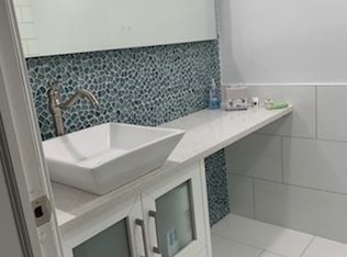 80 Cedar Rdg APT B, Lake Barrington, IL 60010