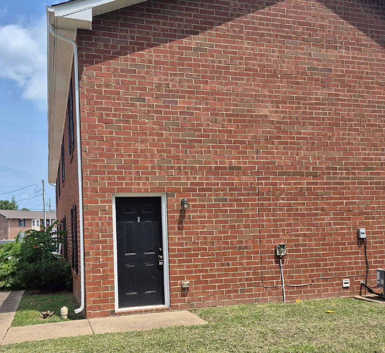 2 bed, 1.5 bath, 1095 sqft, $950 — Photo 2