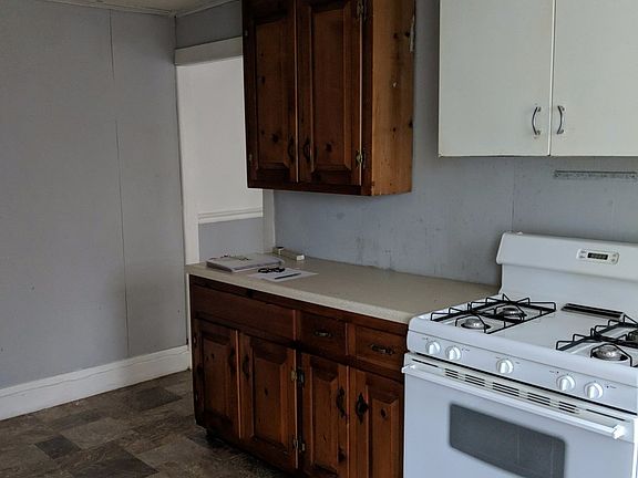 4th image of 2700 Elm St APT 3