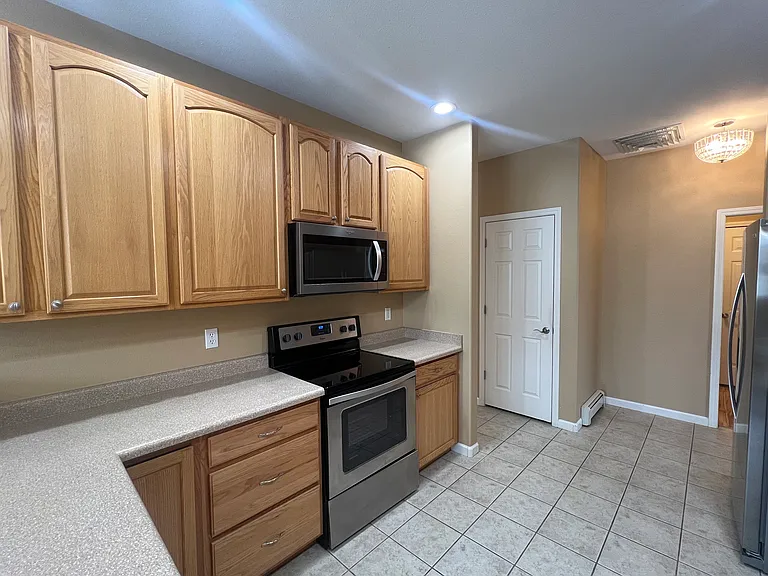 3033 Lost Creek Rd N — Photo 8