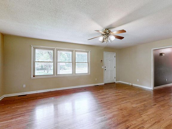 4th image of 155 Henderson Dr