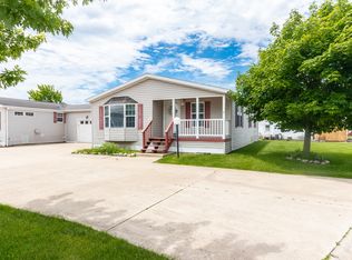 651 Bluebird Cir #B, Sandwich, IL 60548