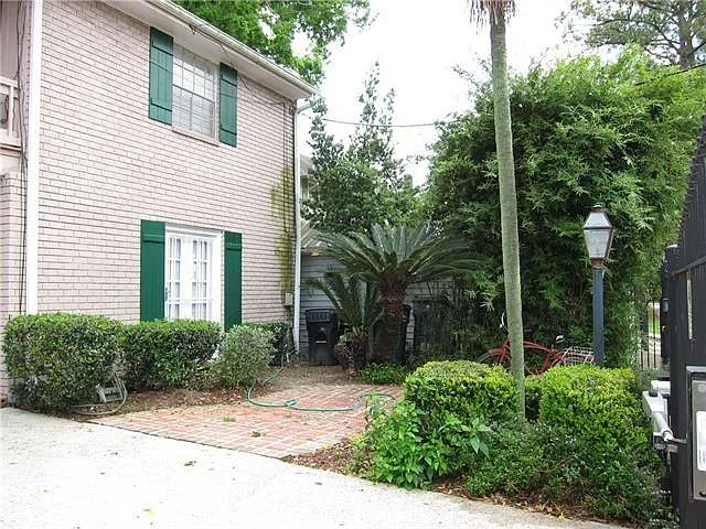 Building Photo - 5516 S Robertson St #A