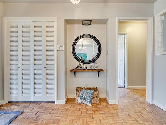 5th image of 2820 Carlton Way