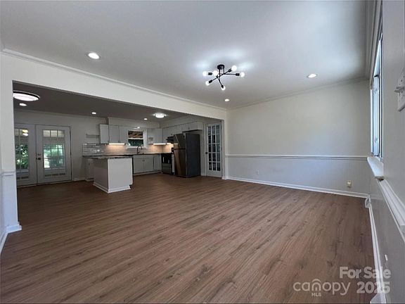 2nd image of 136 Haywood Ter